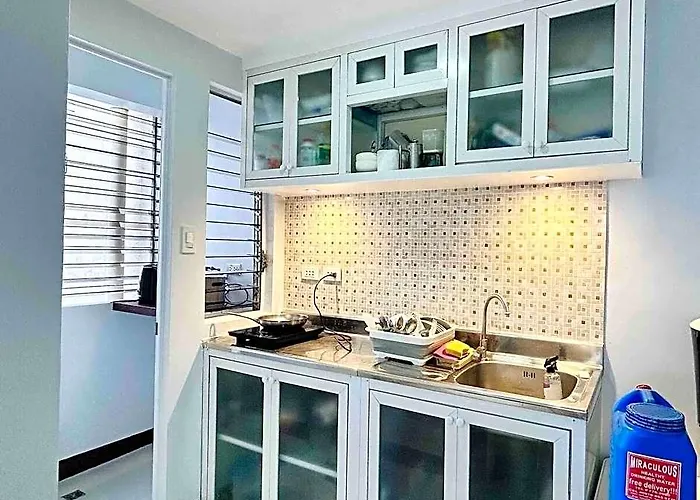 Budget 2 Bedroom With Free Parking Near Naia Hotel 2*